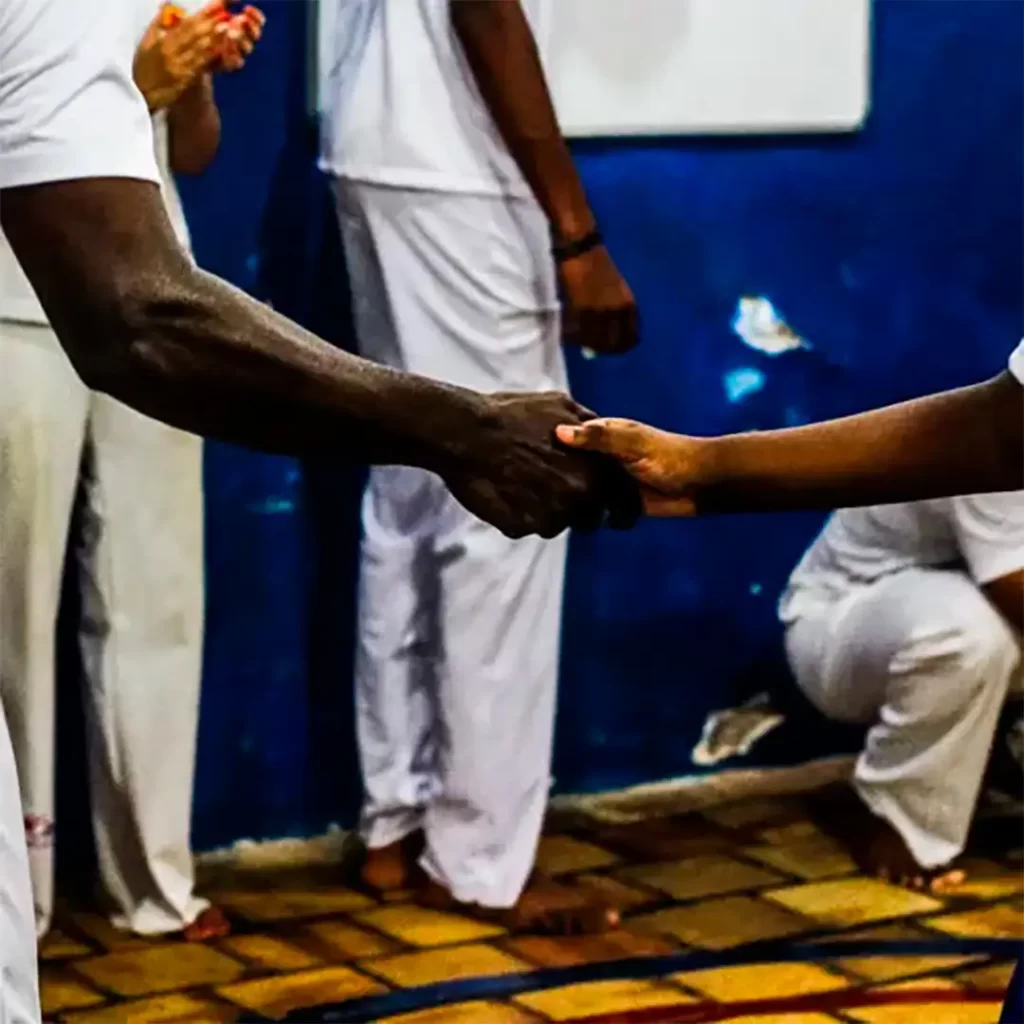 disciplina durante a aula de capoeira regional