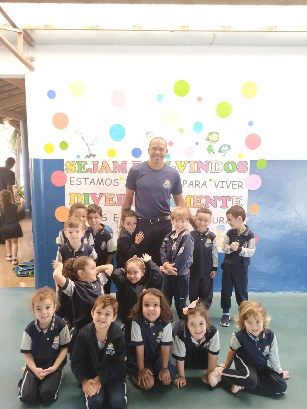 alunos e professores na escola