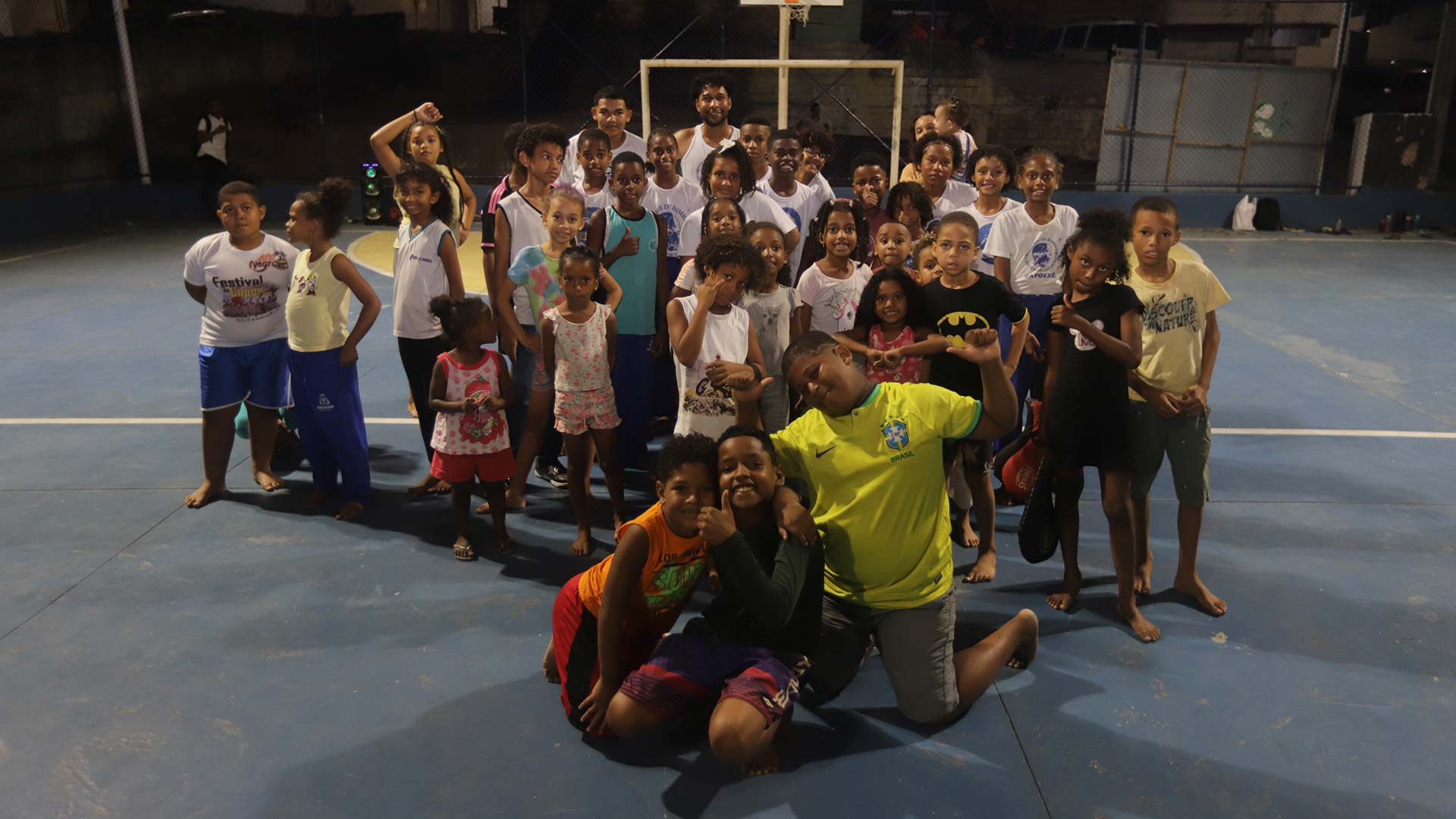 fumeb-projeto-capoere-doron-alunos-e-mestre-reunidos