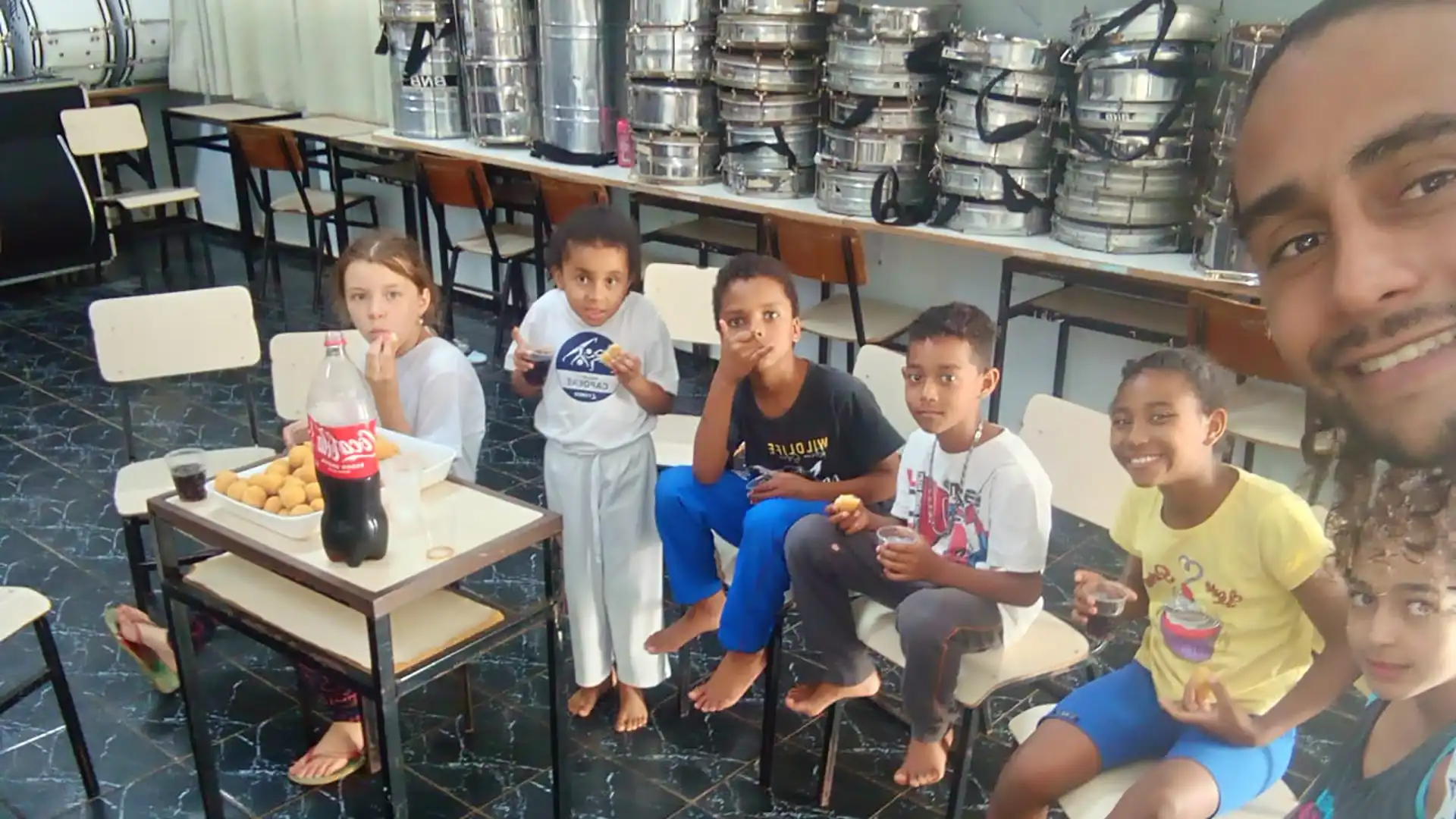 fumeb-projeto-capoere-ibiraci-alunos-na-hora-do-lanche