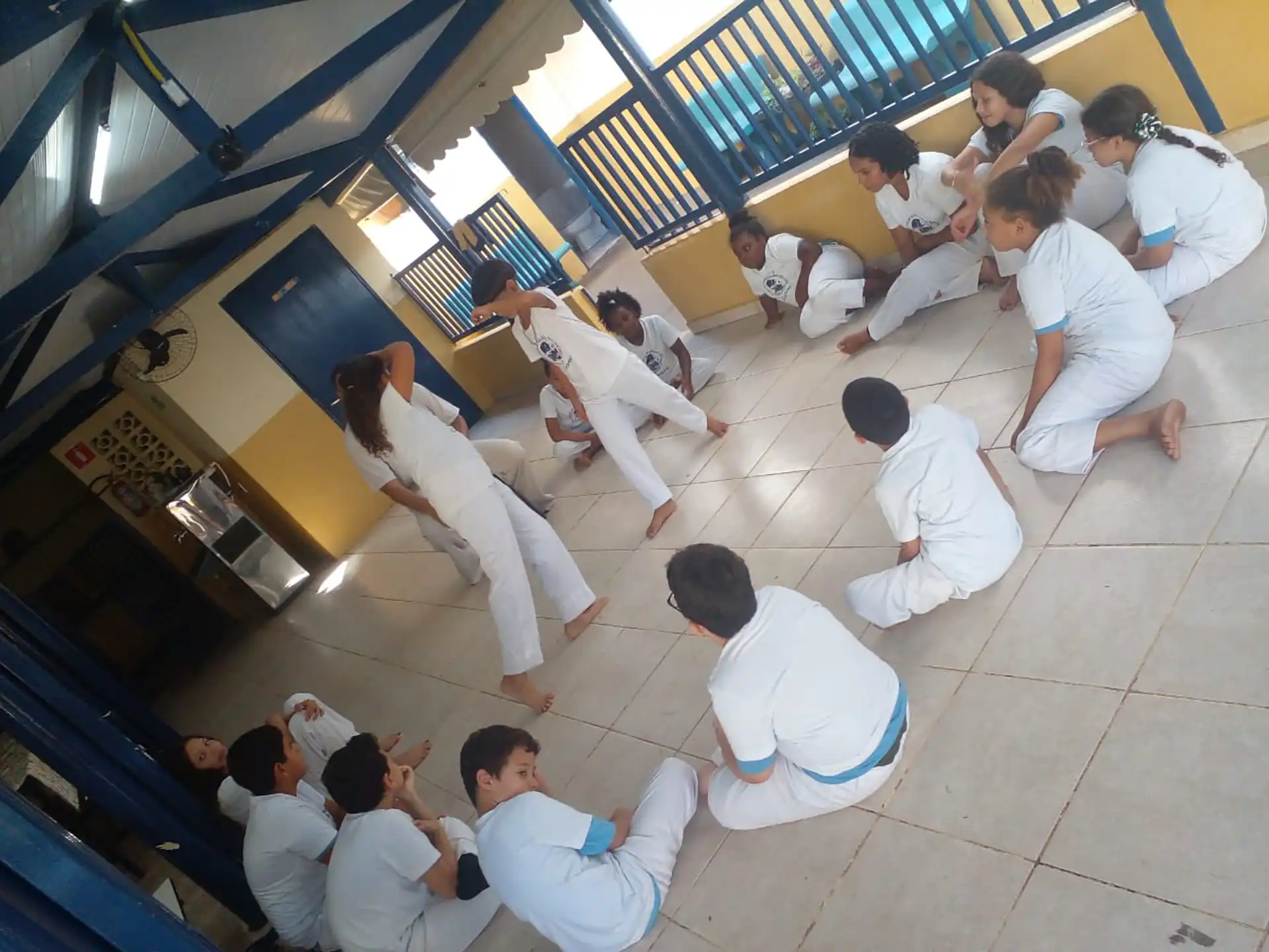 alunos na roda de capoeira